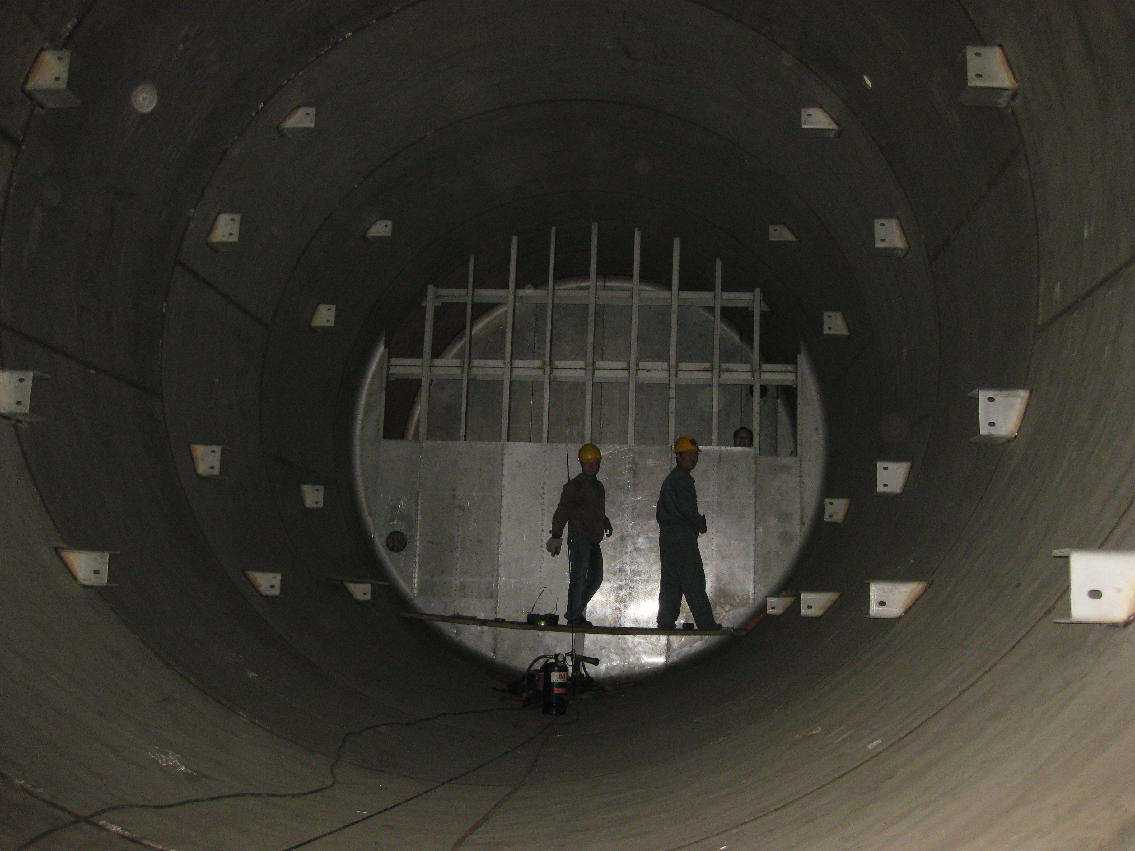 硝酸吸收塔安装现场