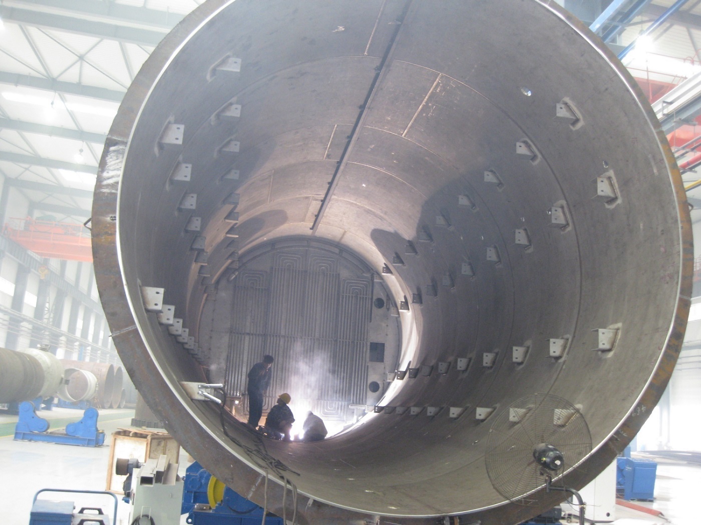 DN5000硝酸吸收塔安装现场